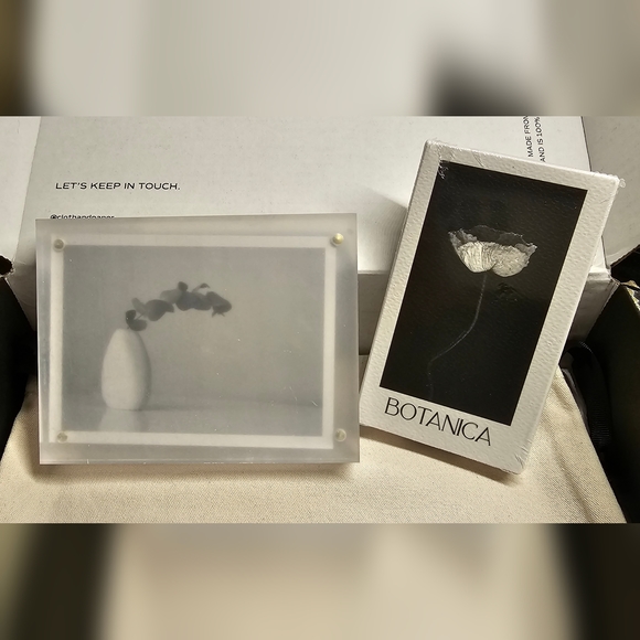 Cloth and Paper Acrylic Desk Stand - Magnetic Floating Frame 35 - Picture 11 of 12